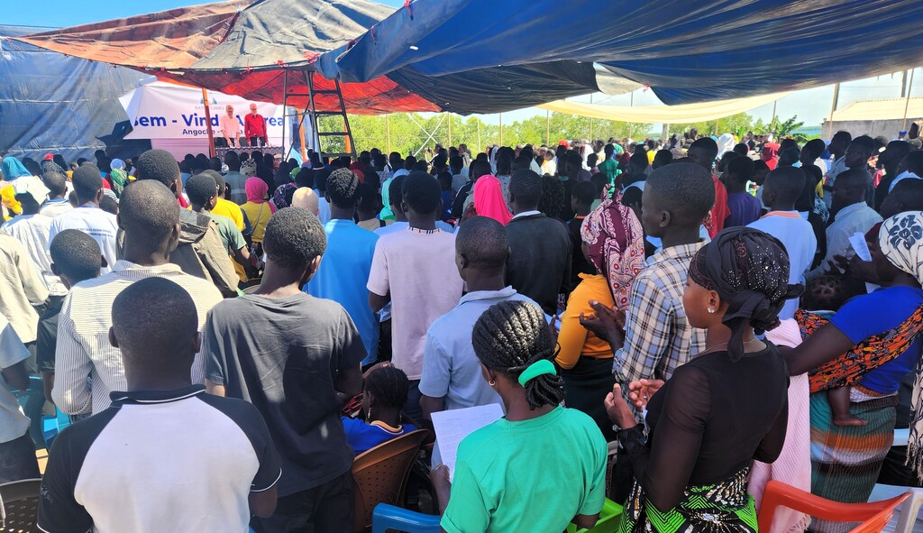 Ad Angoche, in Mozambico, una grande assemblea con Andrea Riccardi raduna più di mille persone dai villaggi più remoti della provincia di Nampula. Tra loro una delegazione di lebbrosi da Nacopa - Video